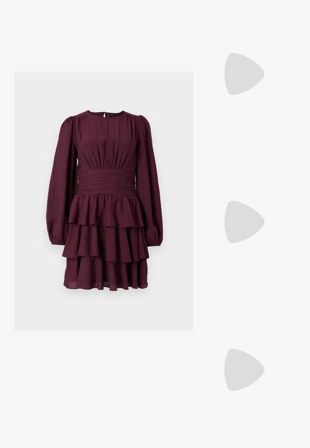 Burgundijas krāsas daudzslāņu kleita ar garām pūkainām piedurknēm, smockētu vidukli un teksturētu audumu. Raksturīgas volānu akcenti apakšējā malā.; Apspīlēta augstpapēžu kurpe ar zeltītu, sudrabi un neitrālu krāsu kombināciju. Spīguļojoša virsma ar izgriezuma dizainu, aprīkota ar stiletto papēdi.; Sudraba metāliska poga somiņa ar mīkstu, noapaļotu formu un mezgla augšējo aizdari. Izgatavota no gludas mākslīgās ādas materiāla.; Sudraba gredzenveida auskari ar minimālistisku dizainu. Cirkulāra forma, gluda tekstūra un plāns profils. Vieglu svaru ar spīdīgu apdari.