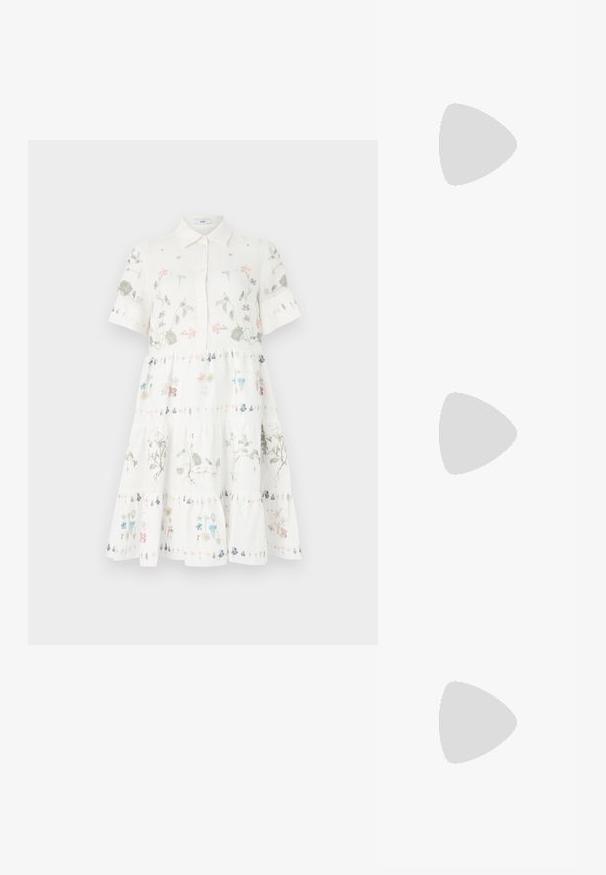 Biela krátka šaty s golierom, zdobené kvetinovými vzormi v pastelových farbách, s tiered dizajnom a zapínaním na gombíky vpredu.; Zlaté sandále na vysokom podpätku s popruhmi, zdobenými prackami, štvorcovým špicom a tenkým blokovým podpätkom pre stabilitu.; Čierna prešívaná kožená kabelka so zlatým reťazovým popruhom a zlatým uzáverom. Obdĺžnikový tvar s textúrovaným povrchom.; Zlatý náhrdelník s jemným reťazcom a okrúhlym pendantom zdobeným malými, zasadenými drahými kameňmi, ktoré vylepšujú jeho žiarivý vzhľad.