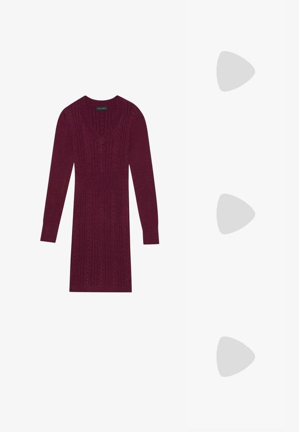 Robe tricotée bordeaux avec un décolleté en V, des manches longues, des manches côtelées et un motif en maille torsadée sur l'ensemble. Conception à taille cintrée.; Ballerines à talon slingback en vernis bordeaux avec un bout pointu, une découpe transparente et une semelle plate noire. Texture lisse, design minimaliste.; Pochette métallique argentée avec un design d'enveloppe angulaire, texture lisse et couleur intérieure contrastante, tenue dans une main portant un manteau noir.; Boucle d'oreille en argent avec une finition polie, présentant de petits détails en or et de forme ronde, portée sur le lobe.