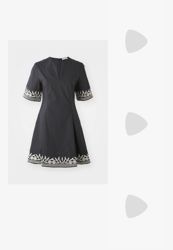 Vestido negro con un corsé ajustado, falda acampanada y mangas cortas, que presenta intrincados bordados de patrones florales blancos en los puños y el dobladillo.; Tory Burch ELEANOR SLIDE - Sandalias planas - perfect black/gold; Tory Burch FLEMING MINI HOBO - Bolso de mano - black; Collar de cadena de oro con un colgante central de gema transparente en corte cuadrado y una cadena ajustable. Enlaces texturizados con cierre de langosta.