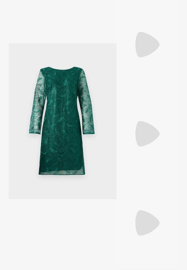 Zöld csipkeborítású ruha hosszú ujjakkal és kerek nyakkivágással. Bonyolult virágminták jellemzik, és enyhén laza fazonú.; Fekete magas sarkú szandálok vékony pántokkal, csomózott mintával, sima négyzetes orral és karcsú stiletto sarkal rendelkeznek.; Világosszürke fémes kézitáska lánc pánttal, kis kör alakú fém kifinomult díszítéssel és háromszög alakú márkagéppel.; Ezüst karika fülbevalók sima, fényes felülettel. Lekerekített forma, könnyű kialakítással, tűs zárómechanizmussal.