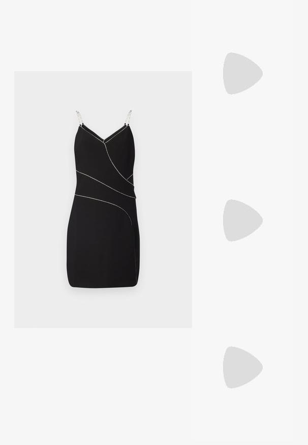 Svart klänning med smala kedjespännen och V-ringning. Den har en figurnära silhuett och metallisk sömnad som skapar en geometrisk design.; Svarta högklackade sandaler har tunna remmar med en knuten design, en slät fyrkantig tå och en smal stilettklack.; Ljusgrå metallisk handväska med kedjestropp, prydd med små cirkulära metallnitar och en triangulär logotyp.; Silverfärgade hängande örhängen med en slät, blänkande yta. Rundad form, lätt design, med ett stift- och bakstängning.