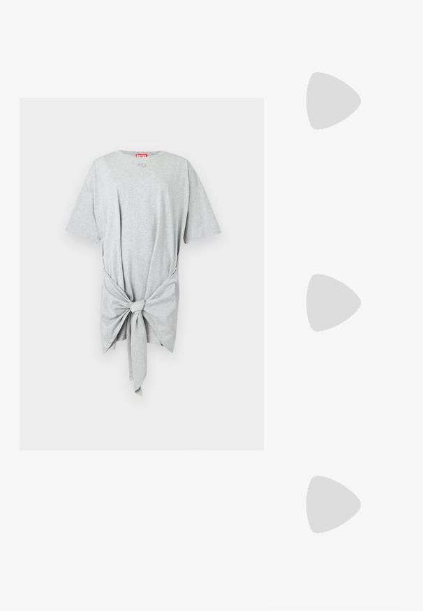 Šedé tričko vyrobené z měkké bavlny s kulatým výstřihem, krátkými rukávy a uzlovým detailem v pase. Žádné vzory ani grafika.; Kovové zlaté pantofle na podpatku s špičatou špičkou a masivním podpatkem. Hladký povrch, minimalisticý design a úzký pásek.; Černá kožená kabelka s křivkovým tvarem, odnímatelným popruhem a zlatými detaily. Kabelka má klopu s přezkou.; Náušnice ve zlatém tónu z kovu s elegantním zakřiveným designem. Vyznačují se jedinečným špičatým tvarem, lesklým povrchem a závěsem na kloub.