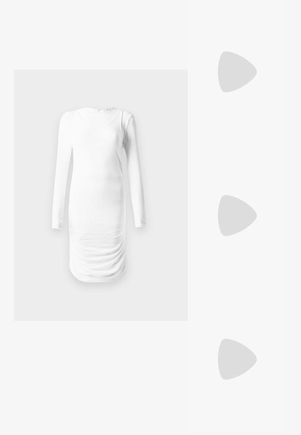 Langärmliges, weißes Kleid aus glattem Stoff, mit einem runden Ausschnitt und gerafftem Material an der Taille. Einfaches und figurbetontes Design.; Schwarze Sandale mit Riemchen, quadratischer Zehenform und niedrigem Blockabsatz. Verfügt über mehrere dünne Riemen und einen verstellbaren Knöchelriemen. Hergestellt aus glattem Leder.; Schwarze Lederhandtasche mit einzigartiger Fächerform, ausgestattet mit flachen Griffen. Die Oberfläche hat eine genoppte Textur und ein minimalistisches Design.; Goldene Ringe, einer mit einer Reihe von klaren Steinen, der andere mit der Gravur "FURLA 1921." Glatte, polierte Oberfläche, runde Form.