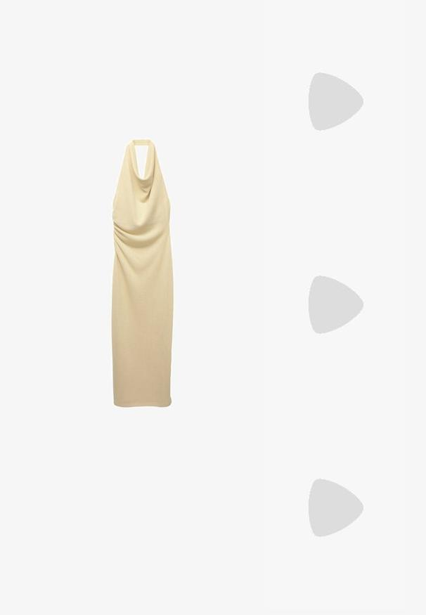Abito beige con scollo a halter, dal taglio avvolgente e tessuto testurizzato; presenta arricciature laterali e un taglio fino al ginocchio.; Infradito con una suola beige testurizzata, sottili cinturini marroni e dettagli in glitter dorato. Design leggero adatto per un uso casual.; Occhiali da sole rettangolari con montatura in plastica tartarugata, lenti scure e dettagli argentati sui lati. Made in Italy.; Borsa a tracolla in pelle marrone con motivo logo, tracolla in catena dorata, chiusura con zip e dettagli in metallo dorato. Forma compatta e rettangolare.