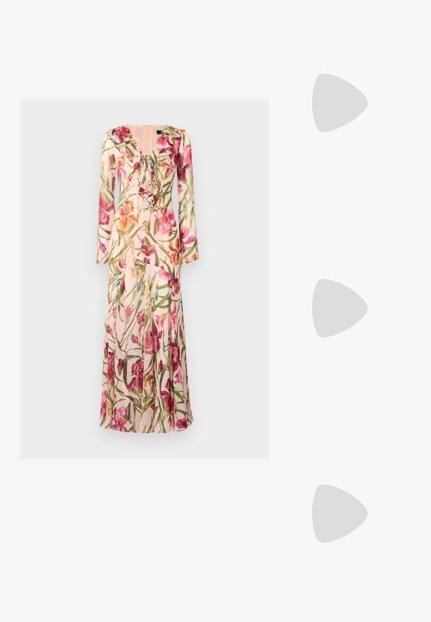 Blomstret lang kjole med en blød pink baggrund, livlige pink og gule blomster, flæset halsudskæring og lange ærmer.; Sorte højhælede sandaler med tynde stropper og en knyttet design, en glat firkantet tå og en slank stiletto hæl.; Lys grå metallisk håndtaske med kædestrop, dekoreret med små runde metalliske studs og et trekantet brandlogo.; Sølv hoop øreringe med en glat, skinnende overflade. Rundet form, letvægtsdesign med post-back lukning.