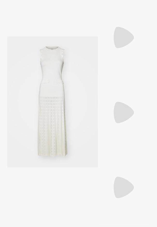 sandro ROBE MIDI DETAILS - Robe pull - ecru; Escarpin slingback en vernis noir avec un bout pointu, présentant un imprimé serpent texturé, une sangle réglable et un petit talon bloc texturé.; Sac en cuir noir porté en travers avec deux poches avant, boucles dorées, fermeture zippée et une sangle fine. Surface texturée et forme rectangulaire compacte.; Boucles d'oreilles en métal doré en forme d'anneau, avec une forme courbée et allongée. Elles présentent une surface lisse et brillante avec une pointe arrondie pour un détail supplémentaire.
