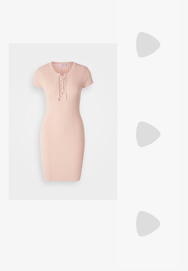 Guess SELENE  - Haljina s naramenicama - pale sand; Crne sandale na visokoj potpetici imaju tanke trake s čvorastim dizajnom, glatki kvadratni vrh i elegantnu stiletto petu.; Svijetlosivi metalik ruksač s lancem, ukrašen malim okruglim metalnim zakovicama i trokutastim logotipom marke.; Srebro naušnice u obliku prstena s glatkom, sjajnom završnom obradom. Zaobljenog oblika, laganog dizajna, s kopčom na poleđini.