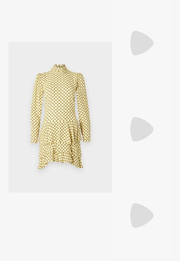 Rochie galbenă cu mâneci lungi și tiv peplum, cu un model în diamant în negru și verde. Guler înalt, țesătură texturată și volane stratificate.; Sandale negre cu toc înalt au curele subțiri cu un design legat, un vârf pătrat neted și un toc stiletto elegant.; Geantă metalică gri deschis, cu un strap din lanț, decorată cu mici ținte circulare metalice și un logo de marcă triangular.; Cercei rotunzi din argint cu un finisaj neted și strălucitor. Design ușor, având o formă rotundă și închidere cu tijă.