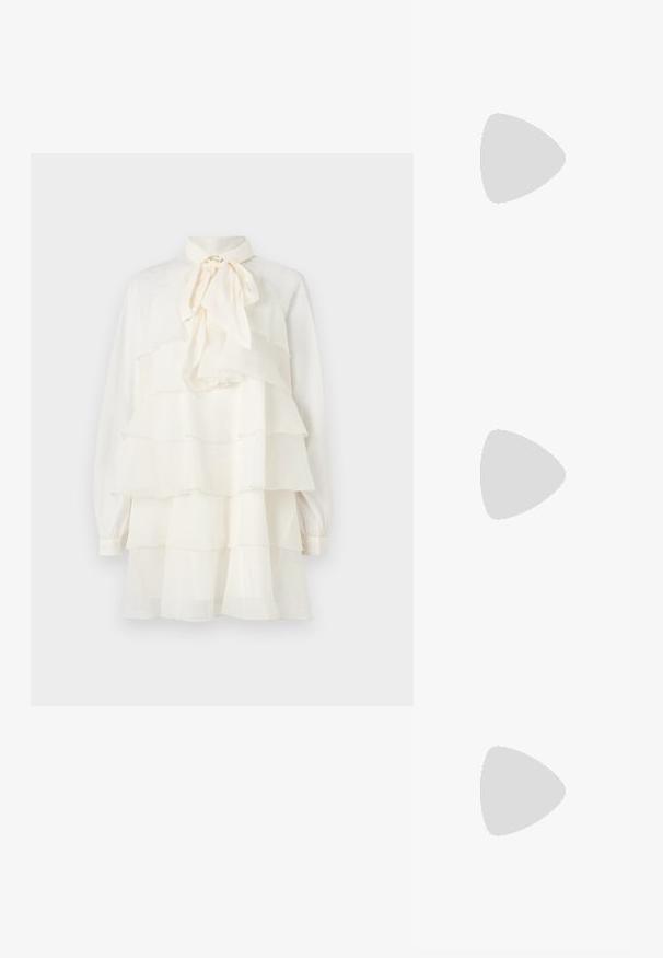 Rochie albă cu volane în straturi, guler tip fundă, mâneci lungi și manșete cu nasturi; țesătură ușoară cu o textură netedă.; Adidași Nike marron și gri cu accente albe; materiale din piele și suede; tălpi texturate; șireturi gri; design retro clasic.; Ochelari de soare cu model țestoasă, cu lentile întunecate, formă ovală și brațe late. Prezintă un mic accent auriu pe lateral. Material din plastic neted.; Cercei cercuri din aur cu un finisaj neted și strălucitor. Design circular cu un mic suport și un spate transparent pentru o purtare sigură.