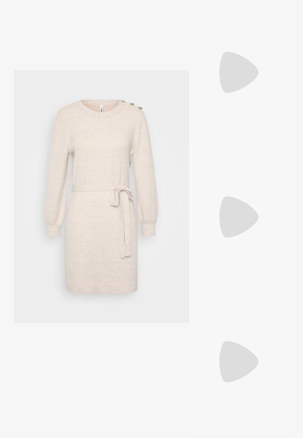 Strikket beige kjole med lange ermer, rund halsutskjæring og sidelukking med knapper. Inkluderer belte for justering. Myk tekstur.; Sorte patentlær slingback-sko med spiss tå, detaljer i sølv og lav blokkheel. Glatt, skinnende tekstur gjennom hele.; Svart lær crossbody-veske med glatt tekstur, rektangulær form og metallkjede detaljer på framsiden. Justerbar stroppe inkludert.; Sølv dråpeøreringer med firkantet studs, med en glatt, polert overflate og en tåreformet design som reflekterer lys med en blank overflate.