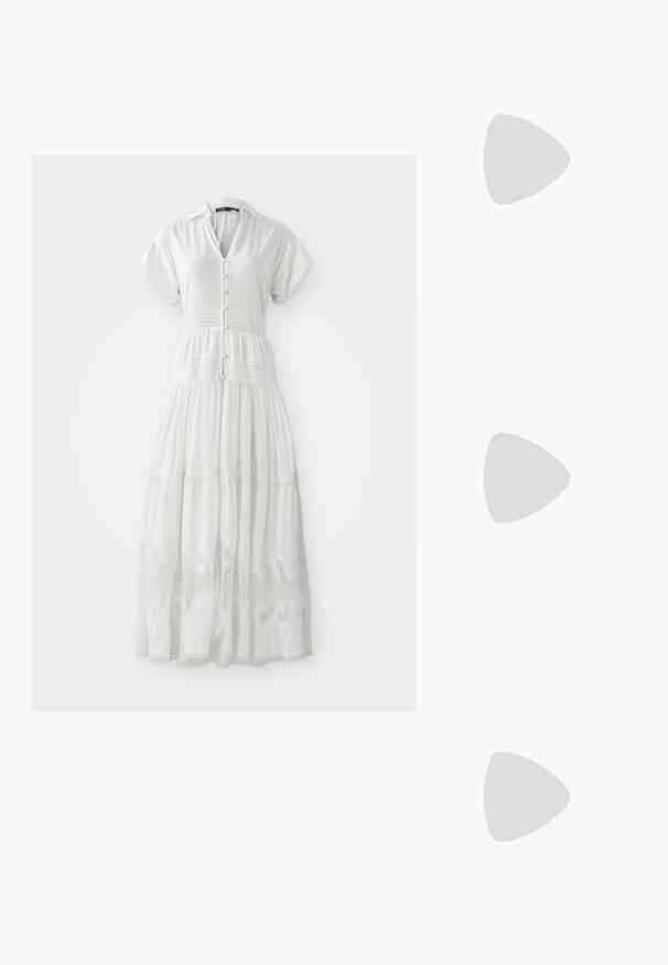 Bílá maxi šaty s krátkými rukávy, předním zapínáním na knoflíky a smockovaným pasem, s krajkovým lemem na spodním okraji a jemnou, texturovanou tkaninou.; Černé lakované slingback podpatky s špičatou špičkou, zdobené texturovaným hadím vzorem, nastavovacím páskem a krátkým texturovaným blokovým podpatkem.; Stříbrná metalická kabelka s řetízkem, prošívanou texturou, dekorativním stehem a zipovým uzávěrem. Obsahuje embosované detaily na přední straně.; Náušnice ve zlatém odstínu s obdélníkovým, průhledným krystalem zavěšeným pod řadou malých, kulatých průhledných akcentů. Elegantní, moderní design.