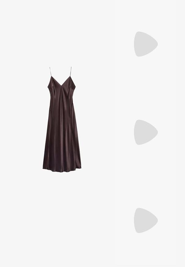 Chokoladebrun slipkjole lavet af satin med V-hals, tynde stropper og en svævende kant, der falder midt på læggen. Glat tekstur og minimalistisk design.; M bordeaux åben tå slide sandal med en glat finish, en lav kitten hæl og et minimalistisk design med en blød, buet form.; Sort tote bag lavet af tekstureret stof, med lange håndtag, en lynlåsåbning og hardware i gulltone med logoaccent.; Guld kædetråd med syv hjerteformede charms i guld- og sølvtoner, nogle glatte og nogle teksturerede, arrangeret jævnt.