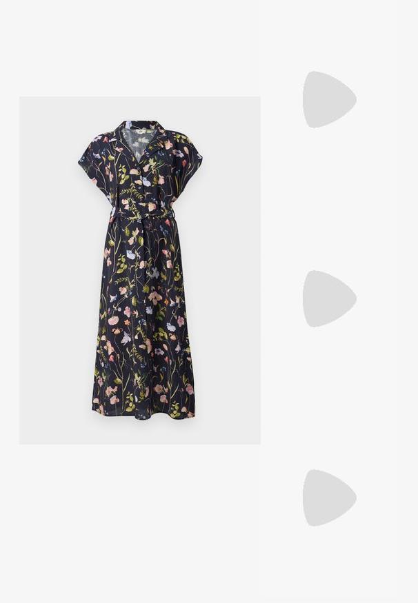 Tumesinise lilleline maksikleit lühikeste varrukatega, vööga taljes ja värvikate lillemustriga roosa, rohelise ja sinise värviga tumedal taustal.; Kitsas toe kõrge kontsaga kingad, millel on hõbedane, kuldne ja nude värvilahendus. Läikiv viimistlus lõikekujundusega, stiletto konts.; Hõbedane metallikoti kott pehme, ümar kuju ja sõlme ülemise sulgemisega. Valmistatud siledast kunstnahast materjalist.; Hõbedased rõngaskõrvarõngad keerutatud disainiga, millel on poleeritud viimistlus ja posti-tagune sulgemine. Diameeter umbes 3 cm.