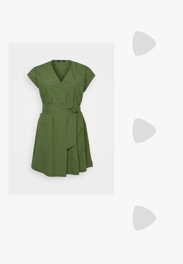 Abito avvolgente verde con maniche corte, scollatura a V, cintura con nodo frontale, tasche laterali e un tessuto leggero e testurizzato.; Sneakers in pelle bianca, design low-top, caratterizzati da una texture liscia, punta rotonda, chiusura con lacci e un piccolo logo ricamato sul lato.; Borsa a mezzaluna nera in pelle con dettagli in hardware dorato, dotata di chiusura con zip. Indossata a tracolla sopra un maglione grigio.; Orecchini a perno in tono oro con design intrecciato. Ogni orecchino presenta uno sfondo circolare trasparente per una vestibilità sicura.