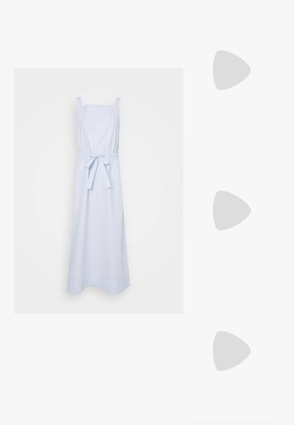 Max Mara Leisure PANFILO - Kasdienė suknelė - cielo; Juodosios šlepetės su lygiu odos paviršiumi, turinčios kryžminius dirželius ir išpjovimus, bei plokščiu, lanksčiu padu.; Juodas odinis delninukas su sidabro spalvos grandinele, papuoštas dekoratyviniais sparnų akcentais ir balta siūle apačioje.; Sidabrinė grandinėlė su delikačiais akcentais ir mažuoju dekoratyviniu elementu centre. Matoma sklandi odos tekstūra.