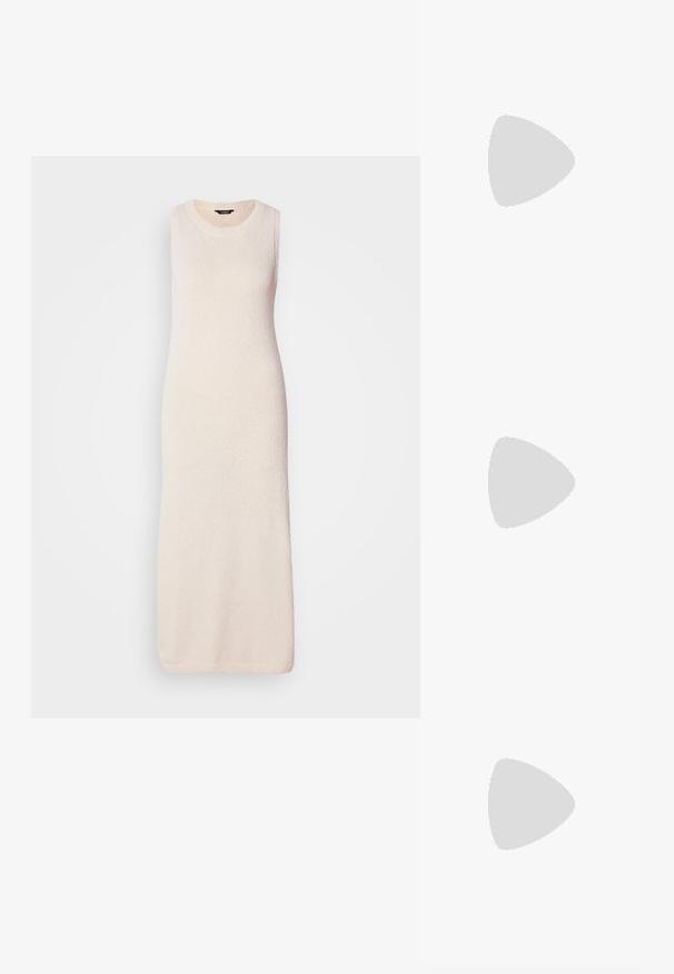 Rochie maxi fără mâneci tricotată, de culoare bej deschis, având o suprafață texturată și un gât rotund, căzând drept până la tiv.; Sandalie plate bej cu multiple bretele subțiri și o cataramă ajustabilă. Talpa este plată, cu un ușor contrast întunecat la margine.; Geantă tote din piele neagră cu textură netedă, formă structurată, două mânere și un detaliu proeminent din aliaj de argint pe partea din față.; Cercei din argint cu un design elegant și rotund, având o suprafață netedă și fără embellismente vizibile. Diametrul nu este specificat.