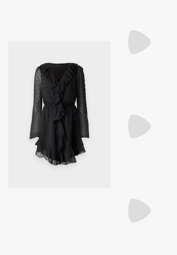 Vestido negro con lunares, con un escote en V rizado, mangas largas transparentes y una cintura elástica. El dobladillo presenta un detalle de volantes en capas.; Las sandalias negras de tacón alto presentan finas correas con un diseño anudado, una punta cuadrada suave y un elegante tacón de aguja.; Bolso de mano metálico gris claro con una cadena como asa, adornado con pequeños remaches metálicos circulares y un logotipo de marca en forma triangular.; Aros de plata en forma de aro con un acabado liso y brillante. Diseño redondeado y ligero, con cierre de tipo post-back.