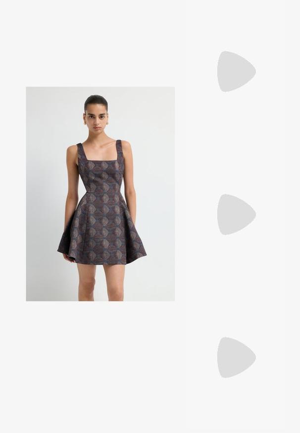 Nainen, joka on pukeutunut ilmanhihaiseen, kuviolliseen, liehuvaan minimekkoon, jossa on neliön muotoinen pääntie ja kultaiset korvarenkaat, seisoo valkoista taustaa vasten.; Pointe suora in pelle crema con tomaia trasparente decorata da strass sparsi. Suola morbida per comfort, design minimalista.; Keltainen keinonahkainen krokotiililaukku, jossa on jämäkkä muotoilu, yläkahva, irrotettava ketjusanka ja koristeellinen kristallikoristelu lukossa.; Korukultaiset korvakoruasetelmat, jotka sisältävät kolme paria: kuvioidut soikeat nappikorvakorut, aaltoilevalla muotoilulla varustetut nappikorvakorut ja suuret renkaat, joissa on kerrokselliset urat.