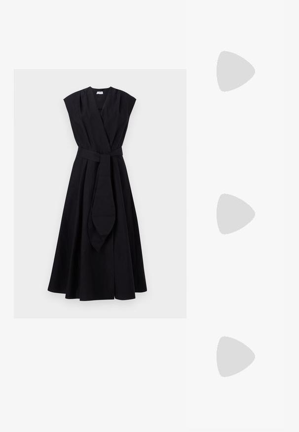 Marella OSSOLA - Denné šaty - nero; Čierna kožená kotníková obuv s hladkým povrchom, špicatou špičkou a masívnym vysokým podpätkom. Zdobená bočným otvorom a minimalistickým dizajnom.; Čierna kožená kabelka so strieborným reťazovým popruhom, so zdobnými krídelnými akcentmi a bielym prešívaním pozdĺž dolného švu.; Dvoje náušníc v tvare krídel, vyrobené zo strieborného kovu s čírymi, okrúhlo brúsenými kryštálmi a zlatými kovovými akcentmi v vrstvenom dizajne.