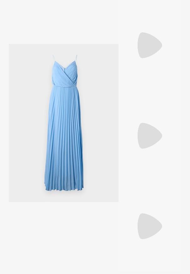 Lys blå plisserte maxikjole med justerbare spaghetti-stropper og v-utringning. Laget av glatt stoff, med elegante, flytende linjer.; Hvit slingback-hel med spiss tå, glatt overmateriale, lav blokkhelt, og cut-out-design på siden med justerbar spenne.; Runde solbriller med mørke linser og guldrammer. Modellen har en lyseblå, ribbet cardigan med knapper og kontrast hvide ærmer på.; Michael Kors håndleddsveske i beige belagt kanvas med et gjentakende MK-logo mønster, gullfarget maskinvare og en avtakbar kjede-rem.
