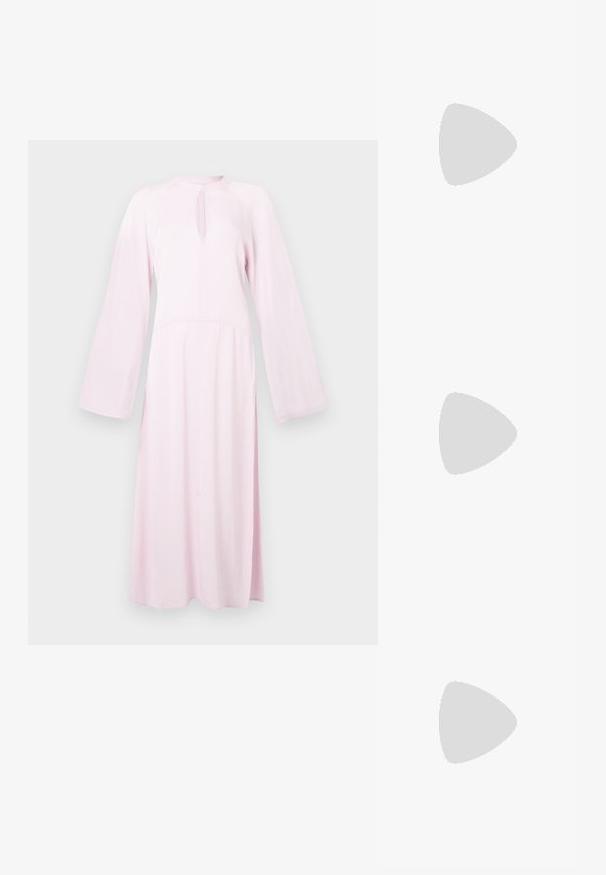 Jasnoróżowa midi sukienka z długim rękawem, wysokim dekoltem, przednim wycięciem w kształcie łezki oraz luźnymi, zwiewnymi rękawami.; Czarne baleriny z lakierowanej skóry, spiczasty nosek, minimalistyczny design, gładka faktura, niskie obcasy, bez widocznych elementów metalowych czy ozdób.; Czarna skórzana torebka typu crossbody z gładką teksturą, prostokątnym kształtem oraz metalowym detalem w postaci łańcuszka z przodu. W zestawie regulowany pasek.; Złote metalowe kolczyki o eleganckim, zakrzywionym kształcie. Posiadają charakterystyczny szpiczasty kształt, polerowaną powierzchnię oraz zapięcie na zawias.