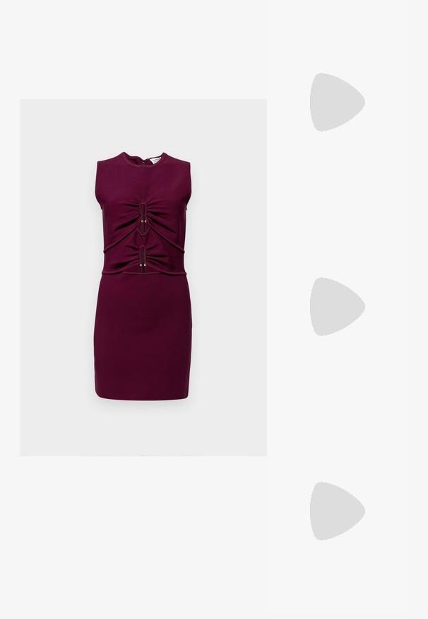 Sovittava hihaton mekko syvän burgundin värissä, jossa on rypytetty yksityiskohta vyötäröllä ja sileä, venyvä kangas. Vetoketju takana.; Vaaleanruskeat korkokengät, joissa on neliön muotoinen kärki, kaksi tummanruskeaa hihnaa ja kultainen solki. Ominaisuuksina paksu korko ja sileä nahkapinta.; Mustassa nahkaisessa olkalaukussa on tekstuuripinta, kaksinkertaiset kahvat ja kohotettu "RL" -logo edessä. Laukku on suorakaiteen muotoinen ja minimalistisella designilla.; Korvakorut kultasävytteistä metallista, joissa on kaareva, pitkänomainen muoto. Ominaisuuksiin kuuluu sileä, kiiltävä pinta ja pyöreä kärki lisäyksinä.