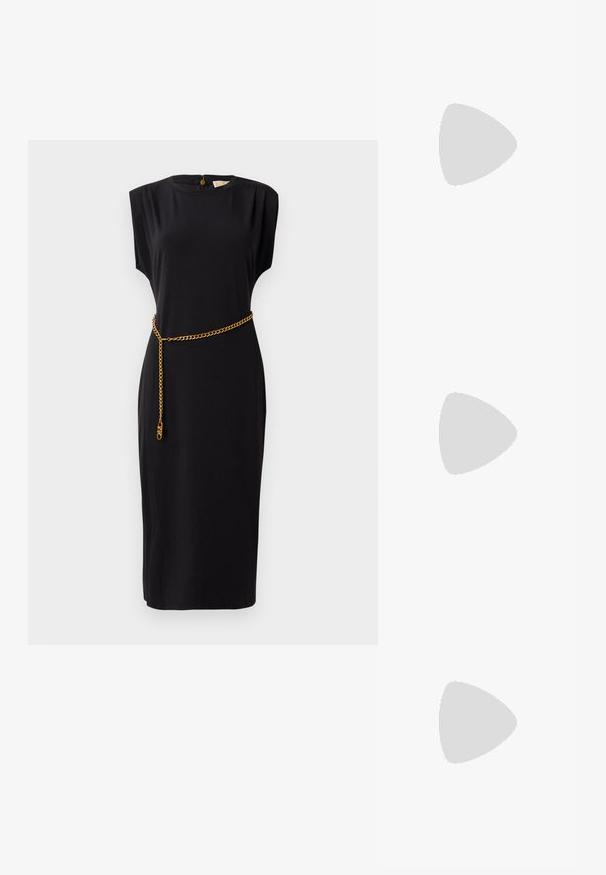 Mustaharjupuku mustassa, lyhyillä hihoilla, pyöreällä kaula-aukolla, pleat-tiedoilla ja kultaketjulla varustettu vyökoristelu, valmistettu sileästä kankaasta.; Musta patent slingback-kiilakorko teräväkärkisellä muotoilulla, jossa on teksturoitu käärmeennahkakuosi, säädettävä remmi ja lyhyt, teksturoitu blokkiheel.; Musta nahkainen olkalaukku, jossa on kaksi etutaskua, kultaiset soljet, vetoketjukiinnitys ja kapea hihna. Teksturoidun pinnan ja kompaktin suorakaiteen muoto.; Korvakorut kultasävytteistä metallista, joissa on kaareva, pitkänomainen muoto. Ominaisuuksiin kuuluu sileä, kiiltävä pinta ja pyöreä kärki lisäyksinä.