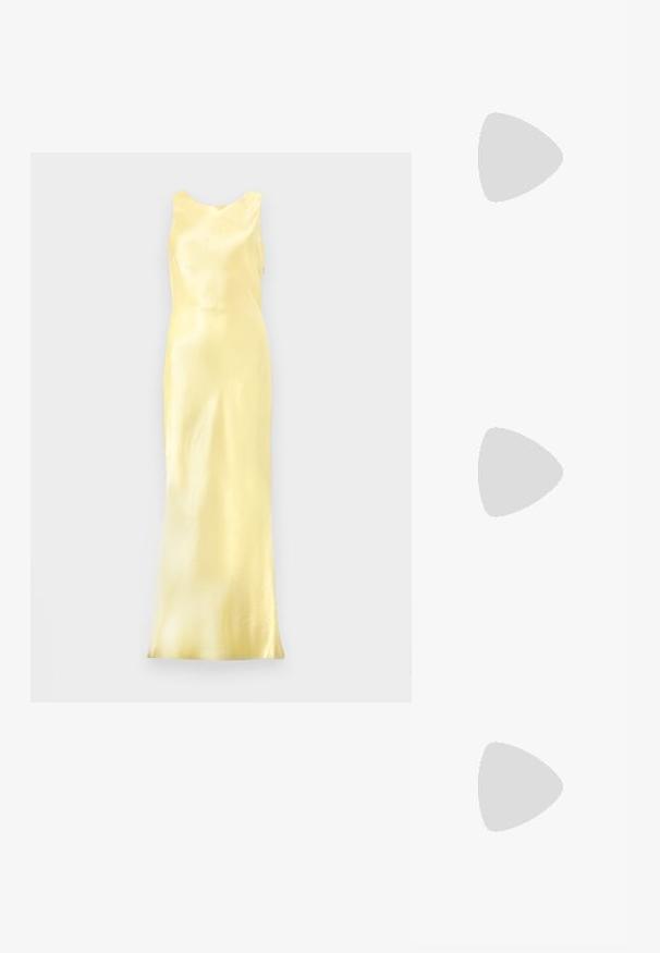 Satin gul kvällsklänning med ärmlös design, rundad halsringning och en figursydd silhuett, som visar en slät, glänsande yta.; Svart lackläder slingbacksko med spetsig tå, ankelremmar med silverfärgade spännen och detaljer samt en smal klack.; Svart läderhandväska med en böjd form, avtagbar rem och guldiga detaljer. Väskan har ett lock med en spänndetalj.; Guldtonade ringörhängen med en slät, polerad yta. Har en halvcirkelform och en säker bakgång.