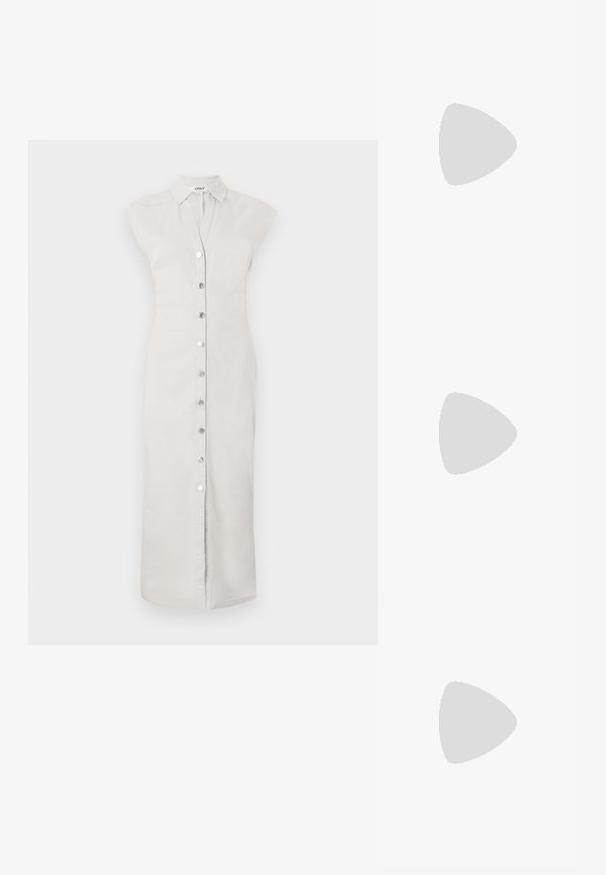 Helles graues, knielanges Hemdkleid aus Stoff mit ganzem Knopfverschluss. Verfügt über einen Kragen und ärmelloses Design. Glatte Textur, minimalistischer Stil.; Spitz zulaufender High-Heel-Schuh in einer Farbgestaltung aus Silber, Gold und Nude. Glänzende Oberfläche mit Ausschnittdesign und stiletto Absatz.; Silberne metallic Pouch-Tasche mit einer sanften, abgerundeten Form und einem geknoteten Verschluss oben. Hergestellt aus glattem Kunstleder.; Silberne Creolen mit gedrehter Gestaltung, ausgestattet mit einer polierten Oberfläche und einer Steckverschluss. Sie haben einen Durchmesser von ca. 3 cm.