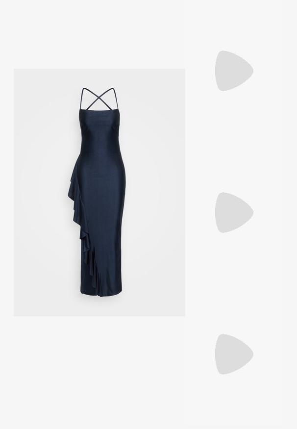 Abito in satin blu navy con sottili spalline incrociate, dettaglio arricciato asimmetrico sul lato, silhouette aderente e orlo a lunghezza ginocchio.; Pump slingback in pelle nera con punta affusolata, un accento a forma di palla dorata e un tacco sottile. Presenta un design con ritagli attorno alla caviglia.; Borsa a forma di cuore rossa con un design a mosaico, dotata di una tracolla in catena metallica dorata e di una chiusura a scatto nella parte superiore. Texture lucida.; Orecchino a cerchio in argento con finitura lucida, caratterizzato da piccoli dettagli in oro e una forma tondeggiante, indossato sul lobo.