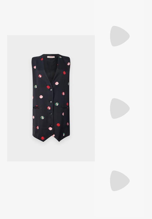 Navy mellény, amely színes pöttyökkel díszített, V-nyakkivágással, hat gombbal és két elülső zsebbel rendelkezik, sima textúrával.; Fekete lakk slingback sarok, hegyes orral, texturált kígyómintával, állítható pánttal és rövid, texturált tömbsarkal.; Fekete bőr keresztbody táska két elülső zsebbel, arany csattokkal, cipzáras záródással és vékony pánttal. Textúrált felület és kompakt téglalap alak.; Aranyszínű fémből készült karika fülbevalók ívelt, hosszúkás formával. Simaságával és fényes felületével, valamint lekerekített végével további részletekkel bővül.