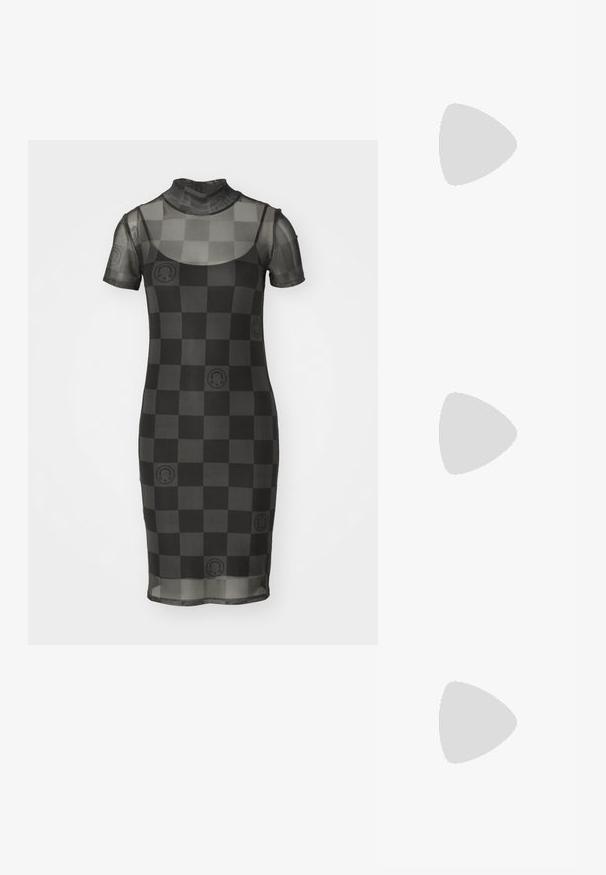Doorzichtige zwarte netjurk met korte mouwen, hoge halslijn en een geblokt patroon met cirkelvormige accentontwerpen. Strak aansluitende silhouette.; Zwarte gepatineerde leren slingback hakken met een spitse neus, dunne hak en verstelbare gespstrap. Gladde textuur met minimale details.; Witte gestructureerde handtas met twee handvaten, gouden hardware accenten en een ritssluiting. Bevat een geometrisch logo-detail aan de voorkant.; Gouden en zilveren metalen oorbellen met een circulair ontwerp. De bovenkant heeft een gouden accent, terwijl het onderste deel een gepolijste zilveren ring is.