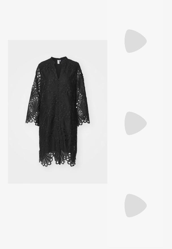 Juodas nėrinių kimono su atviru priekiu, puošiamas sudėtingomis lapų raštų ir apvalių išpjovų detalėmis. Ilgos rankovės su banguotais kraštais.; Juodi zomšiniai platforminiai kulniukai su storu bloku kulnu, apvalia nosimi ir čiurnos dirželiu, kuris pritvirtintas metaliniu užsegimu. Visoje apavo tekstūra lygi.; Aukso spalvos žiedo auskarai, ploni ir apvalūs, su lygiu metaliniu paviršiumi be papuošimų ar raštų.; Juodas odinis piniginė su užlenkiama sklende, auksinėmis detalėmis, su logotipo akcentu. Įeina nuimamas diržas nešiojimui.