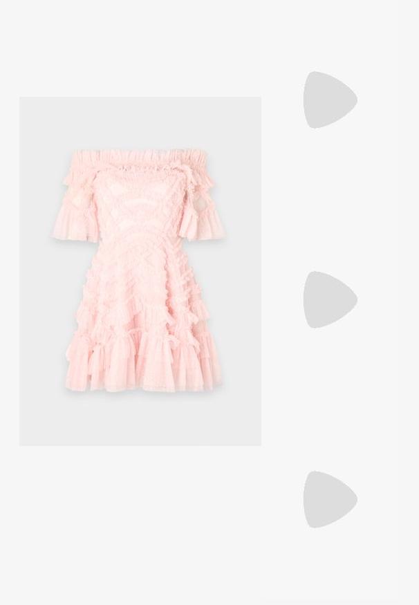 Vestido rosa com ombros à mostra, apresentando camadas de babados, textura transparente e discretas bolinhas, com um corpete justo e mangas largas.; Sandálias douradas de salto alto com um nó na frente, textura plissada e tiras no tornozelo. O salto quadrado tem um design estriado, aumentando a aderência.; Bolsa de ombro em couro preto com dois bolsos frontais, fivelas douradas, fecho de zíper e uma alça fina. Superfície texturizada e forma retangular compacta.; Brincos em metal dourado com forma de arco alongado e curvado. Apresentam uma superfície lisa e brilhante, com uma ponta arredondada para um detalhe adicional.