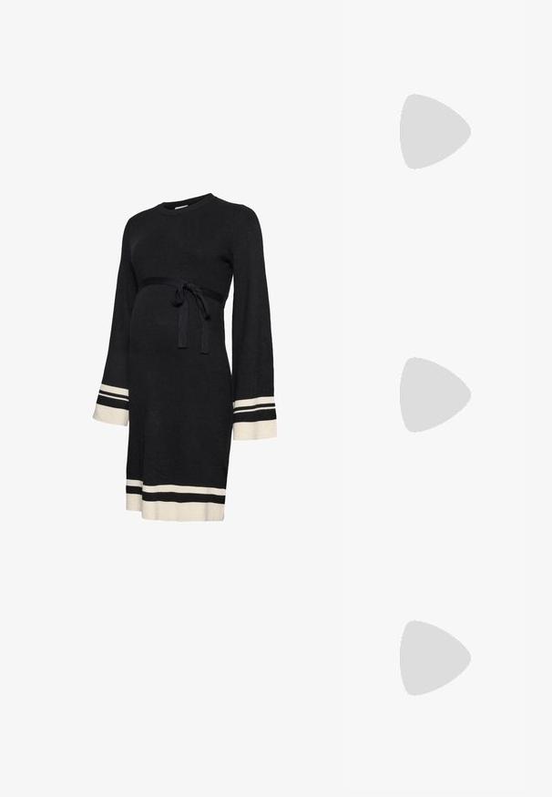 Rochie de maternitate neagră, din material striat, cu mâneci lungi, talie evidențiată prin cordon și dungi albe accentuate la manșete și tiv. Textură moale.; Pantofii slingback din piele lăcuită neagră, cu vârf ascuțit, bretele pentru gleznă cu catarame și accesorii din argint, și un toc subțire.; Geantă de umăr metalică aurie cu un design structurat, textură netedă și curea reglabilă. Prezintă o formă triangulară unică și cusături minimaliste.; Cercei aurii cu forme texturate și ondulate. Include studs sculpturale cu clip și un design de cerc deschis cu un finisaj cioplit.