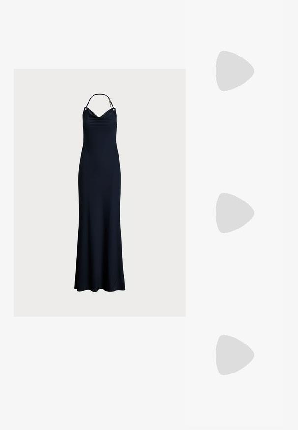 Marinblå, ärmlös klänning med draperad halsringning, med dekorativa detaljer på axelbanden och en smal, flödande silhuett.; Vita lädersneakers, låg design, med en slät yta, rund tå, snörning fram och en liten broderad logotyp på sidan.; Svart handväska med strukturerad yta, triangelform, gulllogotyp och en stilren, minimalistisk design. Bärs med en svart ärmlös klänning.; Orrhängen i guldton med en knutdesign. Varje örhänge har en cirkulär klar baksida för säker användning.