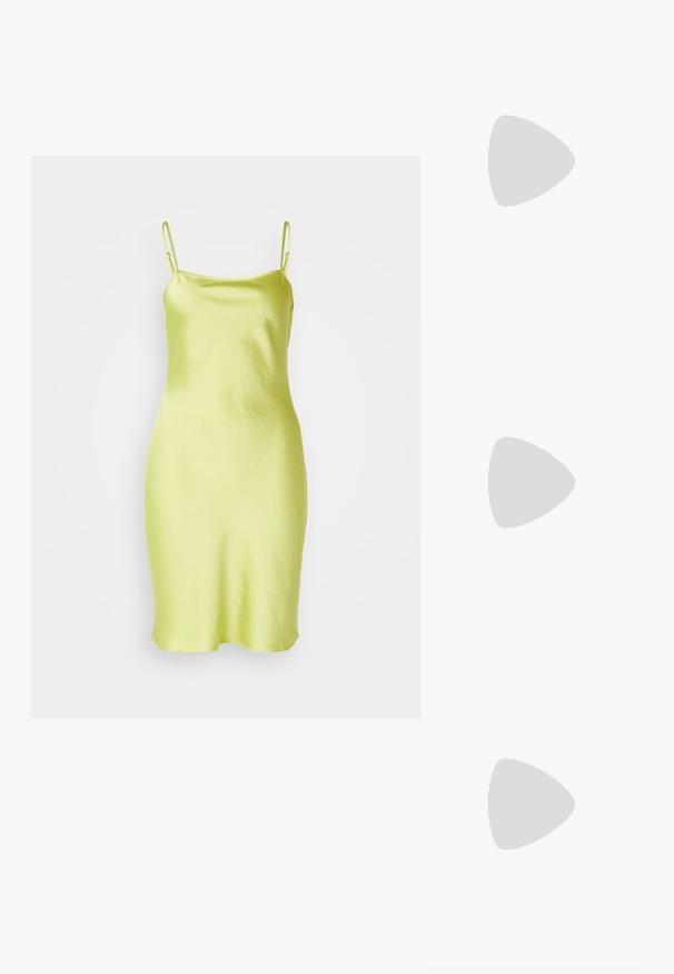 Satin haljina na slip s jasno žutom bojom, s tankim podesivim trakama i glatkom, elegantnom teksturom, s dužinom do koljena.; Bež sandale od lakirane kože s uskim vrhom i tankim, kvadratnim potpeticom. Glatka tekstura i minimalistički dizajn bez ukrasnih detalja.; Bijela strukturna torba s kratkim ručkama i remenom za rame, s zlatnim metalnim detaljima i teksturiranim materijalom, prikazana na sivoj pozadini.; Prsten u zlatnoj nijansi s organskim, uvijenim dizajnom, glatkom teksturom i suženim krajevima, koji stvara moderan, skulpturalni izgled.