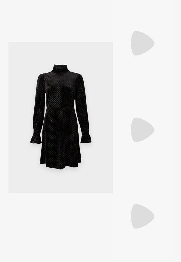 Juodas velveto mini suknelė su auksinėmis taškeliais, ilgomis pūstuvių rankovėmis, raukšlėtu aukštu kaklu ir smulkintomis riešų detalėmis.; Aštrus pirštas aukštakulnis batelis su sidabro, aukso ir nuogų spalvų deriniu. Blizgus paviršius su išpjovos dizainu, su stiletto kulnu.; Sidabrinė metalinė maišelio forma su švelnia, apvalia forma ir mazgu užveriamu viršumi. Pagaminta iš lygios dirbtinės odos medžiagos.; Sidabrinės pusmėnulio auskarai minimalistiniu dizainu. Apskritimo forma, lygus paviršius ir plonas profilis. Lengvi su poliruotu apdailu.