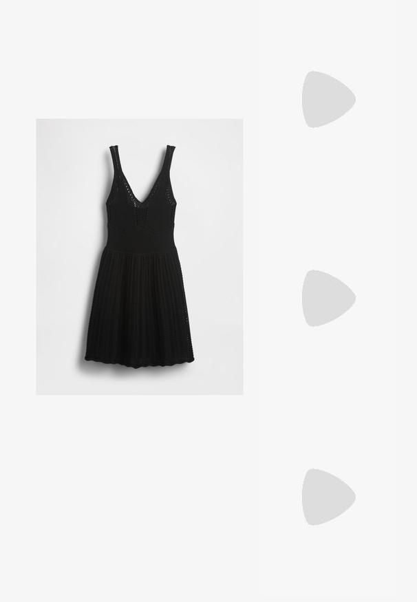 Svart stickad ärmlös klänning med V-ringning, figurnära midja och utsvängd kjol, visad på vit bakgrund.; Svarta lackläder slingback klackar med spetsig tå och geometrisk klack. Har en elegant, minimalistisk design och slät yta.; Svart läderhandväska med en böjd form, avtagbar rem och guldiga detaljer. Väskan har ett lock med en spänndetalj.; Guldtonade ringörhängen med en slät, polerad yta. Har en halvcirkelform och en säker bakgång.