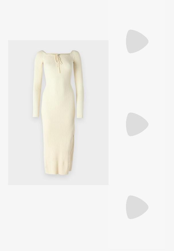Robe à manches longues côtelée en crème, avec un décolleté carré et un détail de cordon de serrage réglable à l'avant. Design slim-fit avec une fente sur le côté.; Escarpins en cuir verni noir avec bout pointu et talon bloc géométrique. Présente un design élégant et minimaliste ainsi qu'une texture lisse.; Sac à main en cuir noir avec une forme courbée, bandoulière amovible et des accessoires en or. Le sac est doté d'un rabat avec un détail de boucle.; Bague en or ornée d'un design organique et torsadé, avec une texture lisse et des extrémités effilées, créant une apparence moderne et sculpturale.