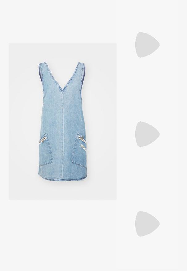Abito in denim senza maniche, azzurro chiaro, con scollo a V, due tasche frontali con zip, interno blu scuro a contrasto, bordi cuciti.; T-shirt in cotone nero con stampa "Notte stellata" di Vincent van Gogh. Maniche corte, scollo tondo e dettagli vivaci in blu e giallo nell'opera.; Sneaker nere con lacci e suola spessa, caratterizzate da una tomaia in pelle liscia, punta arrotondata e un distintivo design a piattaforma stratificata.; Un paio di occhiali da sole rettangolari con montatura traslucida blu chiaro e lenti grigie scure, dotati di aste dritte e dettagli hardware minimali.