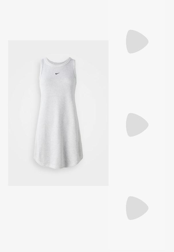 Ermeløs grå ribbestrikket kjole med rund hals og svart Nike-logo på brystet. Myk bomullsblanding, avslappet passform.; Brune patentlæder slingback sko med spids tå og moderat hæl. Har en spænde rem for sikker pasform. Glat tekstur.; Brune skjellbriller med ovale linser, tynne stenger og gjennomsiktige detaljer. Har en subtil logo på stangen. Elegant, lett design.; Brun lærcrossbody-veske med en buet form, gullhardware og et spenneakcent. Har en avtakbar skulderreim.