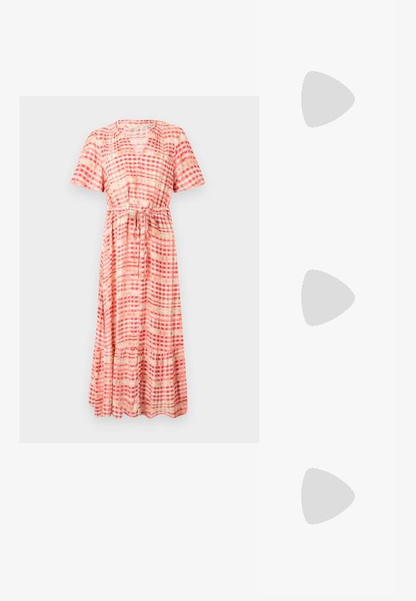 TOM TAILOR DRESS FEMININE PRINTED - Ingruha - berry red; Fekete velúr platform szandál, tömbsarokkal, keresztbe tett pántokkal és csatos bokapánttal a biztonságos illeszkedés érdekében.; Fekete, oversize napszemüveg fokozatos árnyalatú lencsékkel, vastag kerettel és arany színű lánc díszítéssel a szárakon.; Fekete kézi táska strukturált formával, sima textúrával és fémből készült záródással. Széles fekete nadrággal és nyitott orrú szandállal párosítva, fából készült padlón.