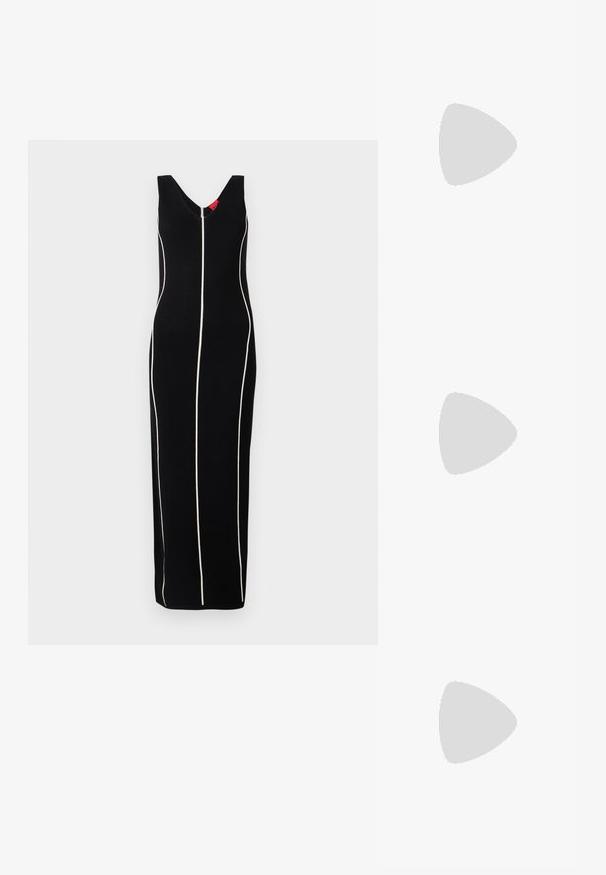Vestido negro sin mangas con un diseño de escote en V, rayas verticales blancas y una silueta ajustada. Tela suave con un brillo sutil.; Tacones negros de piel sintética tipo slingback con punta afilada, que cuentan con un tacón delgado y un detalle en tono dorado en la correa ajustable. Textura suave.; Bolso de mano de cuero negro con un diseño estructurado, que presenta una forma recortada, asa superior y acentos en dorado. Correa de hombro ajustable incluida.; Pendientes de aro de plata con un diseño curvado y suave. Presentan un acabado metálico brillante y cierre de presión. Sin patrones ni acentos visibles.
