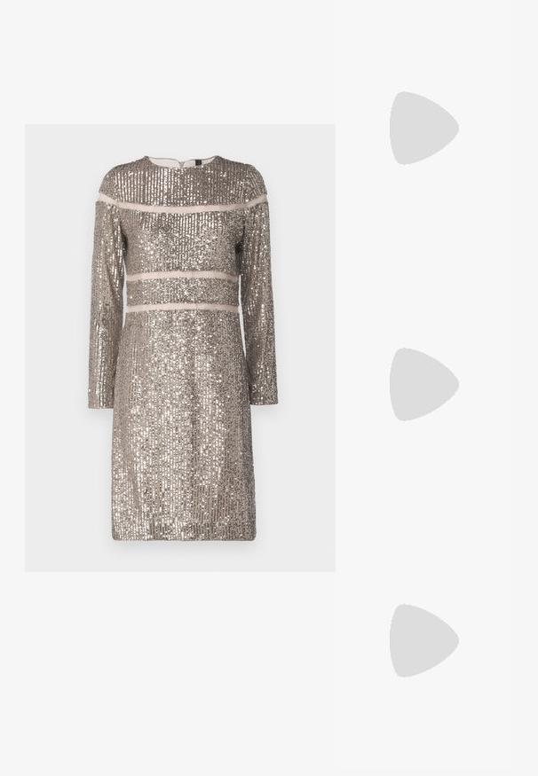 Marc Cain Cocktailkleid/festliches Kleid - shiny sand; Schwarze, hochhackige Sandalen mit dünnen Riemen und einem geknoteten Design, einer glatten, rechteckigen Zehenpartie und einem eleganten Stiletto-Absatz.; Hellegraue metallische Handtasche mit einer Kettenriemen, verziert mit kleinen kreisförmigen metallic Nieten und einem dreieckigen Markenlogo.; Silberne Metalohrringe mit einer glatten, tröpfchenförmigen Form und einer polierten Oberfläche. Subtile Gravuren fügen Details hinzu. Minimalistisches Design.