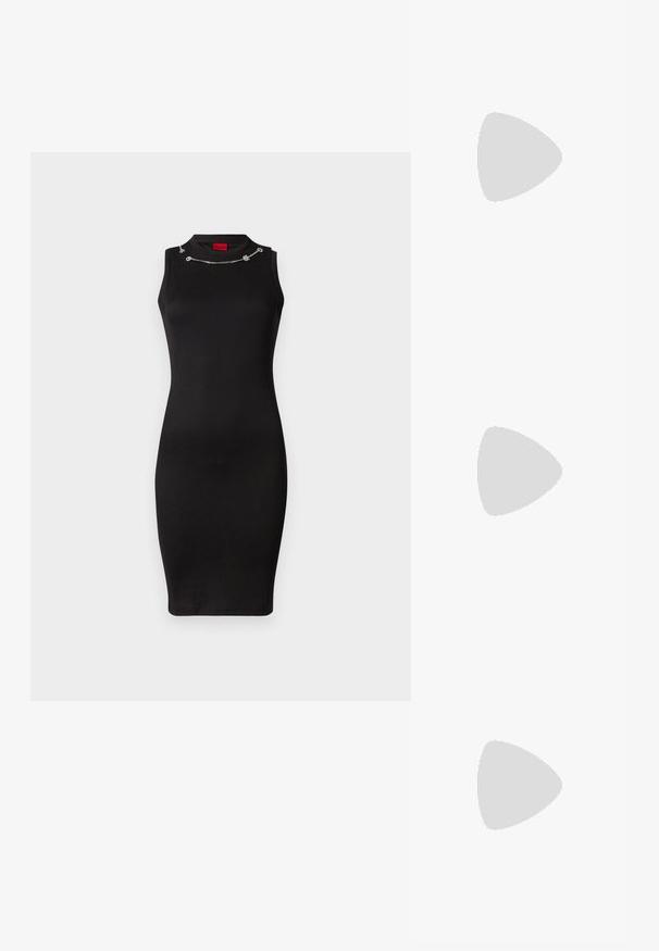Svart ribbet bodycon-kjole med rund hals og sølvkjede-detalj på skuldrene. Glatt tekstur og tettsittende silhuett.; Sorte patentlær slingback-sko med spiss tå, detaljer i sølv og lav blokkheel. Glatt, skinnende tekstur gjennom hele.; Svart lær crossbody-veske med glatt tekstur, rektangulær form og metallkjede detaljer på framsiden. Justerbar stroppe inkludert.; Sølv dråpeøreringer med firkantet studs, med en glatt, polert overflate og en tåreformet design som reflekterer lys med en blank overflate.