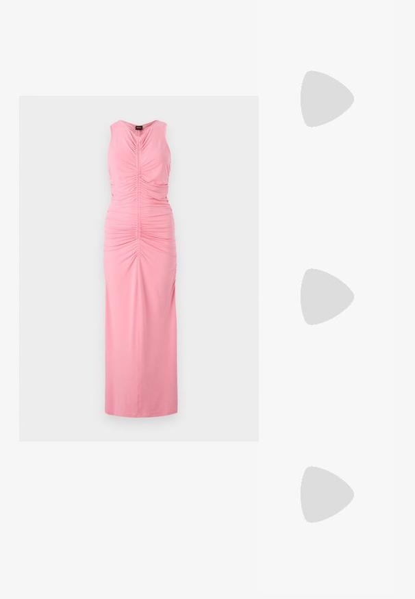 Vaaleanpunainen hihaton mekko, jossa on kerättyjä yksityiskohtia ja rypytys edessä, pitkä malli, valmistettu pehmeästä ja sileästä kankaasta.; Mustat kiiltäväpatenttinaiset slingback-kengät, joissa on teräväkärkinen muoto, hopeinen yksityiskohta ja matala lohkarekorko. Kengissä on sileä, kiiltävä pinta kauttaaltaan.; Musta nahkainen olkalaukku, jossa on sileä pinta, suorakulmainen muoto ja metalliketju yksityiskohtana edessä. Mukana säädettävä hihna.; Hopeakoru drop -korvakorut, joissa on neliömuotoinen nappi, sileällä, kiillotetulla pinnalla ja pisaran muotoisella designilla, heijastavat valoa kiiltävän pinnan kautta.
