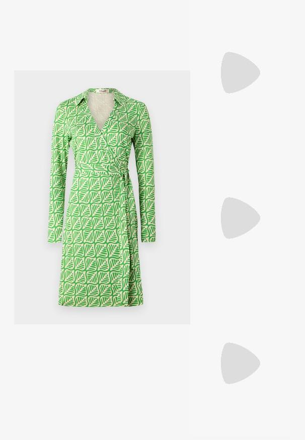 Rochie tip wrap cu un model de frunze în verde și bej, realizată dintr-un material ușor, cu guler și mâneci lungi.; Bluză cu mânecă scurtă, cu un model de frunze verzi și negre pe un fond deschis. Are un decolteu rotund și detalii cu șnur la talie.; Jachetă puffer cu un model maro și negru, asortată cu o fustă mini din piele de șarpe maro, cizme negre până la genunchi și o geantă mică neagră.; Cercei din aur cu un design curbat, neregulat și o textură netedă și lustruită. Fără accesorii sau elemente vizibile.
