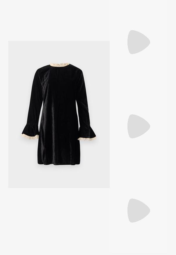 Zwarte fluwelen jurk met lange mouwen, wijde manchetten met crèmekleurige kanten afwerking, en een ronde halslijn. Soepele textuur met een knie-lange zoom.; Zwart patent slingback hak met een spitse neus, voorzien van een gestructureerde slangenprint, verstelbare band en een korte, gestructureerde blokhak.; Zwarte leren schoudertas met twee vo pockets, gouden gespen, ritsluiting en een smalle band. Tekstuur oppervlak en compacte rechthoekige vorm.; Gouden metalen oorbellen in de vorm van een gebogen, verlengde hoop. Kenmerkend zijn het gladde, glanzende oppervlak en de afgeronde punt voor extra detail.